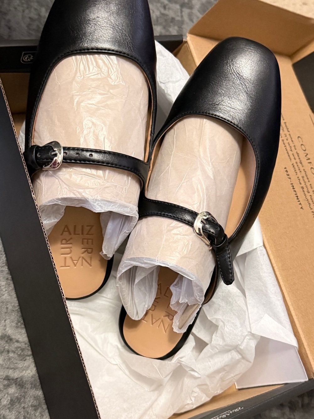 NWT Naturalizer Black Leather Mary Jane Flats with Silver Buckle